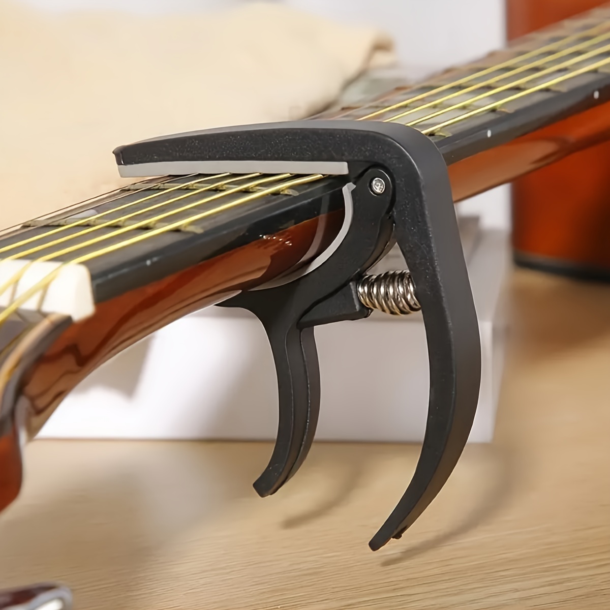 Guitar Tuner Clip - คลิปหนีบกีตาร์ไม้ทนทาน สำหรับกีตาร์โปร่ง UK Capo - อุปกรณ์เสริมเครื่องดนตรี